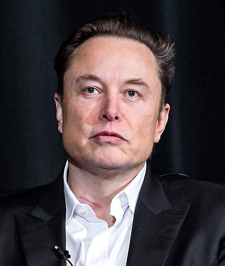 إيلون ماسك يدعم الدخل الأساسي الشامل لمواجهة بطالة الذكاء الاصطناعي